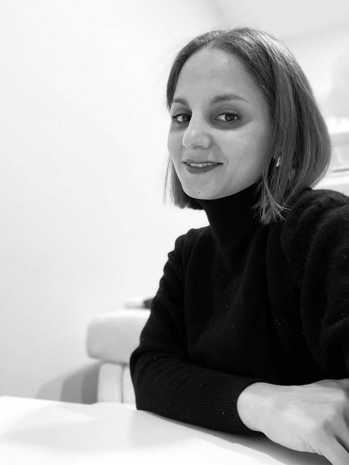 Ritratto di Monir, fondatrice di Monu Milano, nel suo studio a Milano.
